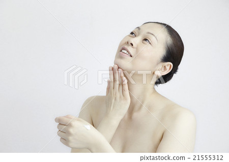 美容與健康,護膚保養場景,40多歲的中年女性,自然光白背 美容與健康,護膚保養場景,40多歲的中年女性,自然光白背 21555312