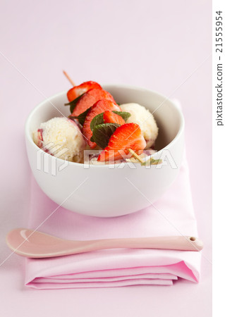 Ice cream with strawberries 21555954