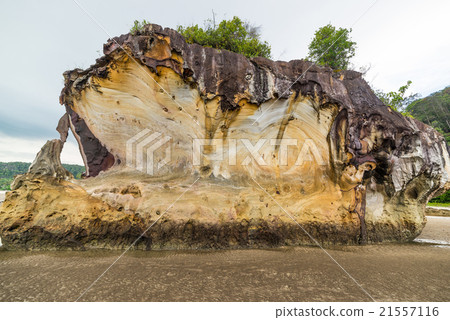 Sandstone cliff 21557116