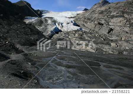 People who reached the Worthington Glacier People who reached the Worthington Glacier 21558221