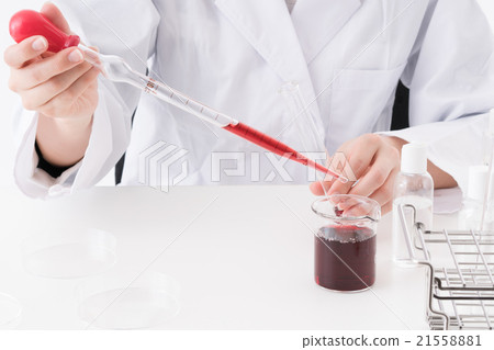 處理實驗室儀器的婦女 21558881