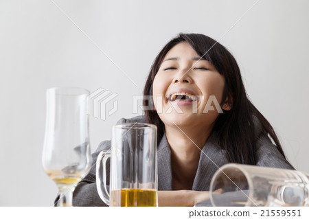 醉酒的女士笑笑Ueto 21559551