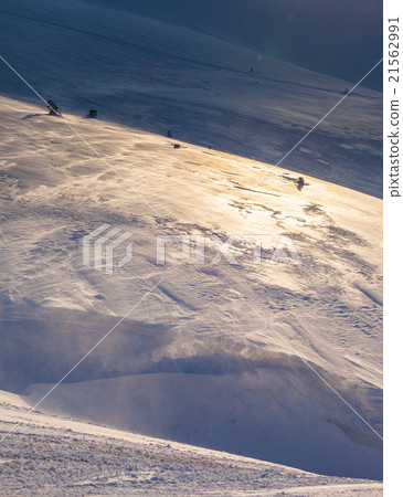 Fantastic evening winter landscape. Dramatic 21562991
