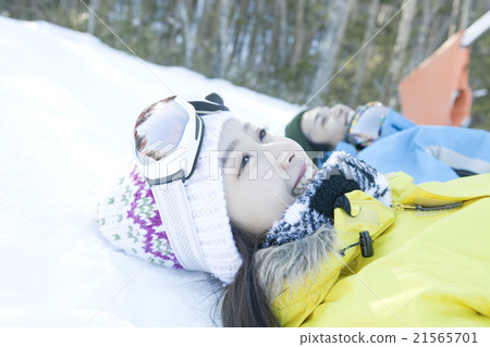 20's couple lying on snow 21565701