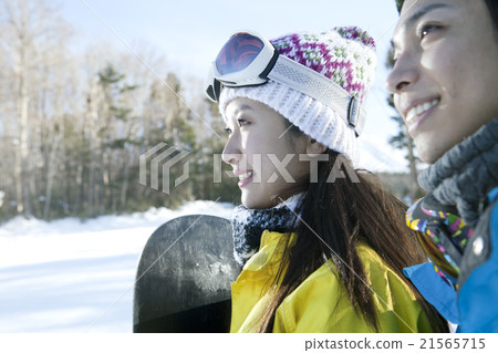 一對夫婦在滑雪勝地 21565715