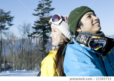 20的夫婦坐在滑雪勝地 21565733