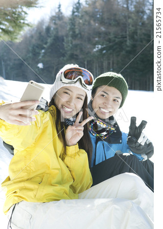 一對夫婦在滑雪勝地拍照 21565734