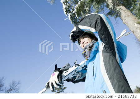 Men in their 20s skiing 21565738