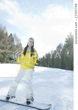 Women in their twenties who play snowboarding 21565740