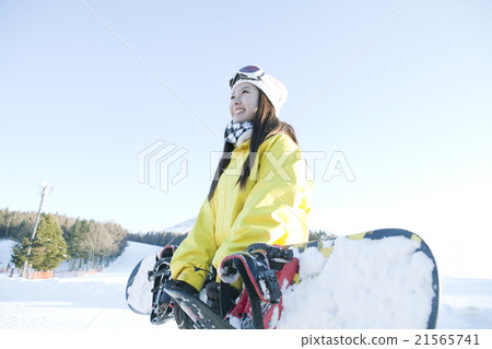 A woman in her twenties in a ski resort 21565741