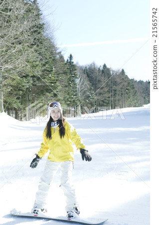 Women in their twenties who play snowboarding 21565742