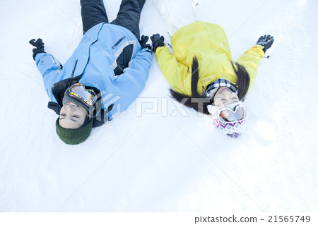 20's夫婦躺在雪地上 21565749
