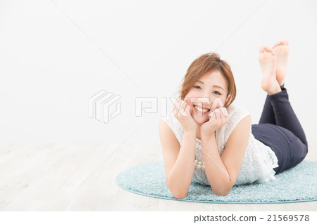 A relaxing woman 21569578