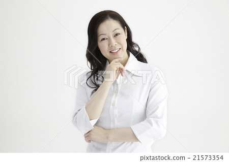 Women in forties refreshing and speech pose Natural light portrait Women in forties refreshing and speech pose Natural light portrait 21573354