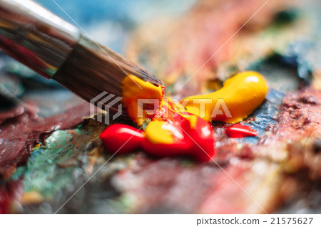 Painter mixes paint on the palette. Closeup Painter mixes paint on the palette. Closeup 21575627
