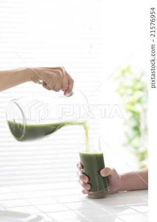 Pour green juice Pour green juice 21576954