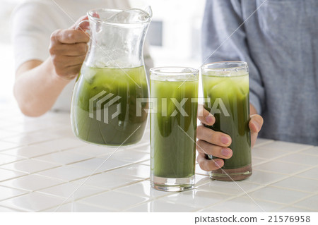 Pour green juice 21576958