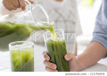 Pour green juice 21576959