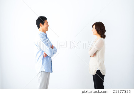 前面和解與武器折疊男性和女性戰鬥夫婦男人男人女人人肖像麵包店空間 21577535