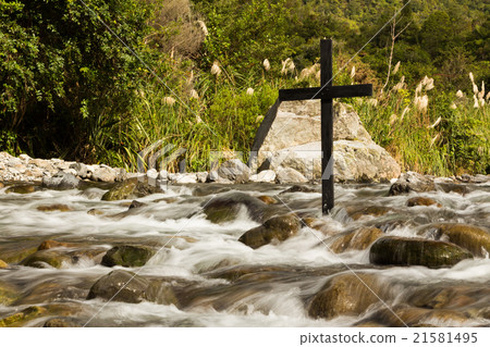 Flowing Cross Flowing Cross 21581495