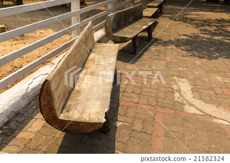Wooden benches in the park Wooden benches in the park 21582324