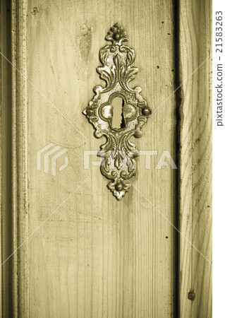 Closeup vintage wooden door with metal ornament Closeup vintage wooden door with metal ornament 21583263