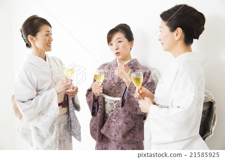 Middle women in kimono appearance Middle women in kimono appearance 21585925
