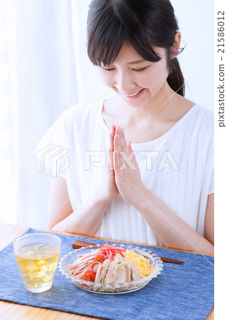 Female glassware to eat chilled Chinese chicken Female glassware to eat chilled Chinese chicken 21586012