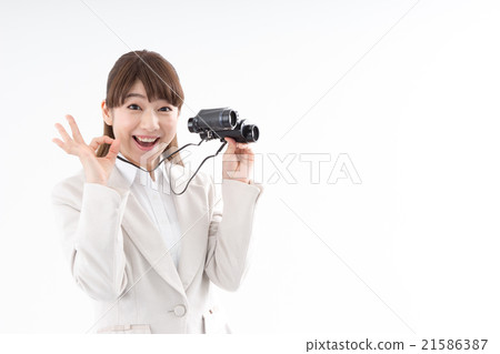 有雙筒望遠鏡的一名微笑的婦女 21586387