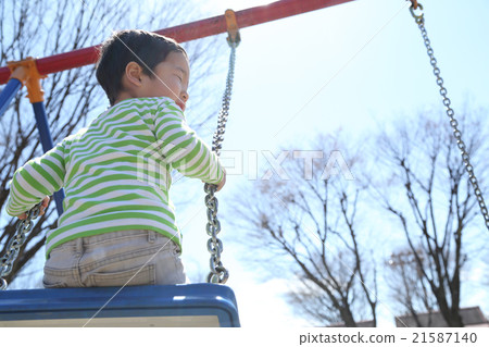 一個男孩騎著鞦韆 一個男孩騎著鞦韆 21587140