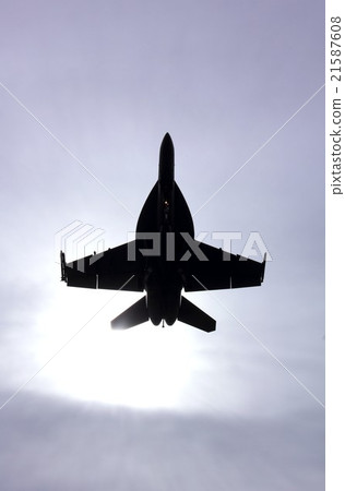 美國海軍航空母艦用太陽飛回天空FA-18 E超級大黃蜂戰鬥機 21587608
