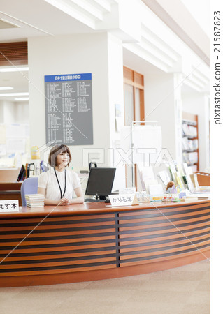 Women working in the library 21587823
