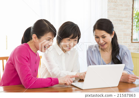 50多歲的女性在看個人電腦 50多歲的女性在看個人電腦 21587863