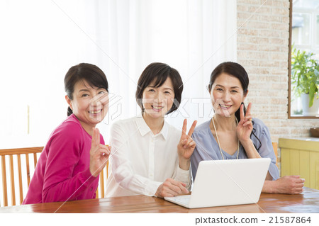 Women in their 50s watching personal computers Women in their 50s watching personal computers 21587864