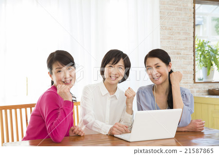 50多歲的女性在看個人電腦 50多歲的女性在看個人電腦 21587865
