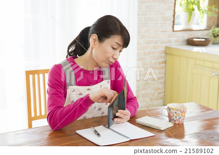 Female in her 50 21589102