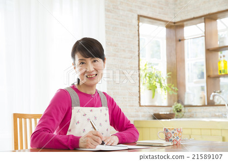 Female in her 50 21589107