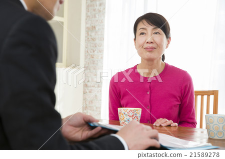 Salesman and woman Salesman and woman 21589278