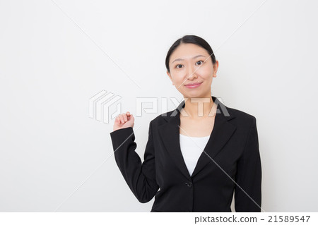 A woman in her twenties who takes a guts pose A woman in her twenties who takes a guts pose 21589547