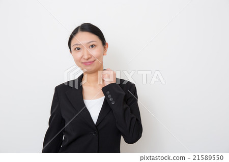 一個二十多歲的女人,她的膽量姿勢 一個二十多歲的女人,她的膽量姿勢 21589550