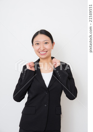 一個二十多歲的女人，她的膽量姿勢 21589551