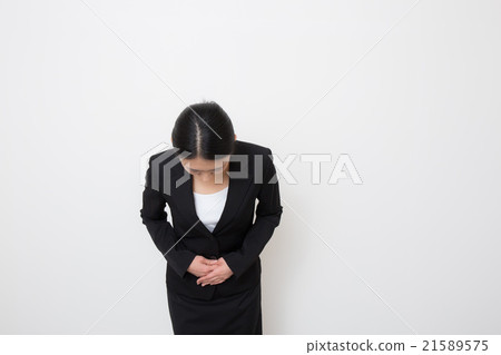 A woman in her twenties who apologizes 21589575