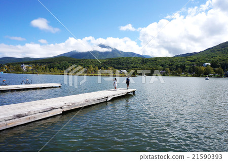 Brothers and sisters on Lake Shirakaba, Tateshina and Pier 21590393