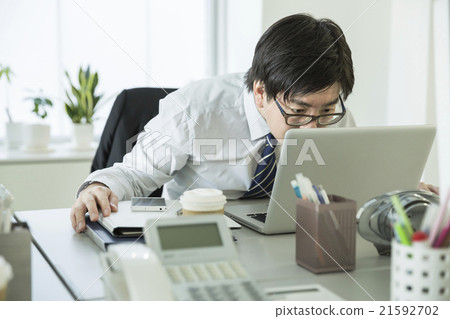 凝視筆記本計算機的商人 21592702