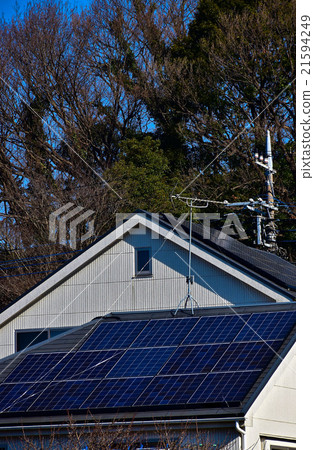 節能措施太陽能發電板安裝在屋頂上 節能措施太陽能發電板安裝在屋頂上 21594249