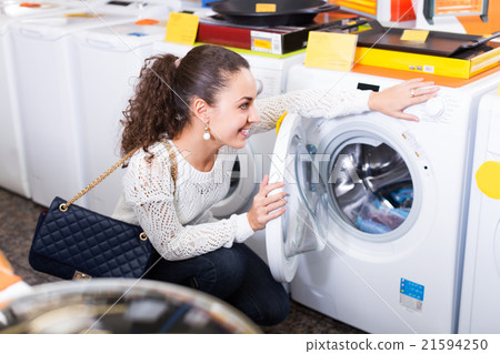Customer looking at washers Customer looking at washers 21594250