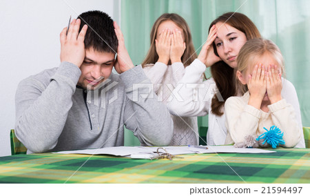 parents having quarrel 21594497