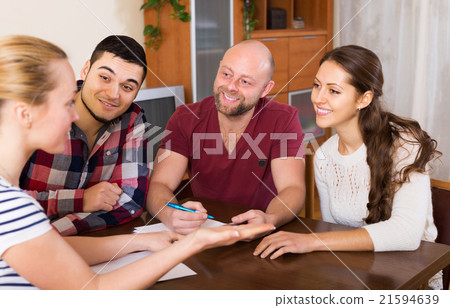Agent explaining the contract terms 21594639
