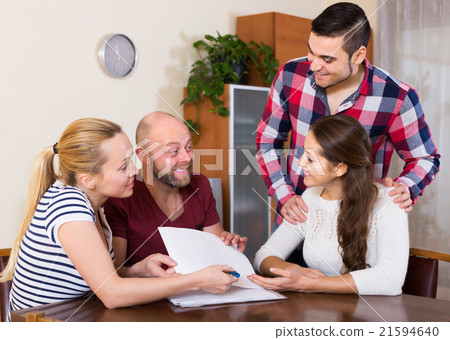 Agent explaining the contract terms 21594640