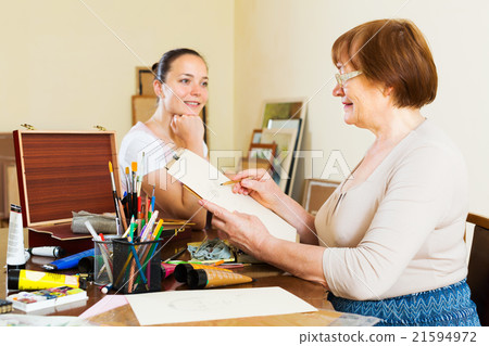 Artist paints a portrait of a woman 21594972